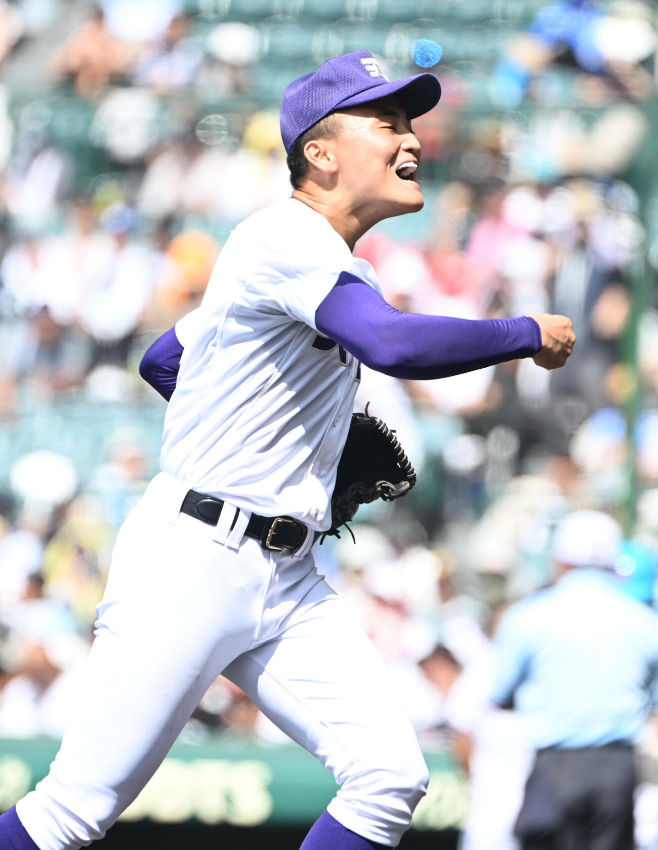 天理対高川学園　　6回裏高川学園2死一、二塁、田中を三ゴロに打ち取った長尾亮大はガッツポーズ（撮影・和賀正仁）