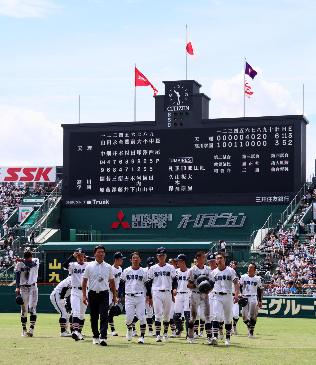 天理対高川学園　天理に敗れ応援団にあいさつした高川学園ナイン（撮影・加藤哉）