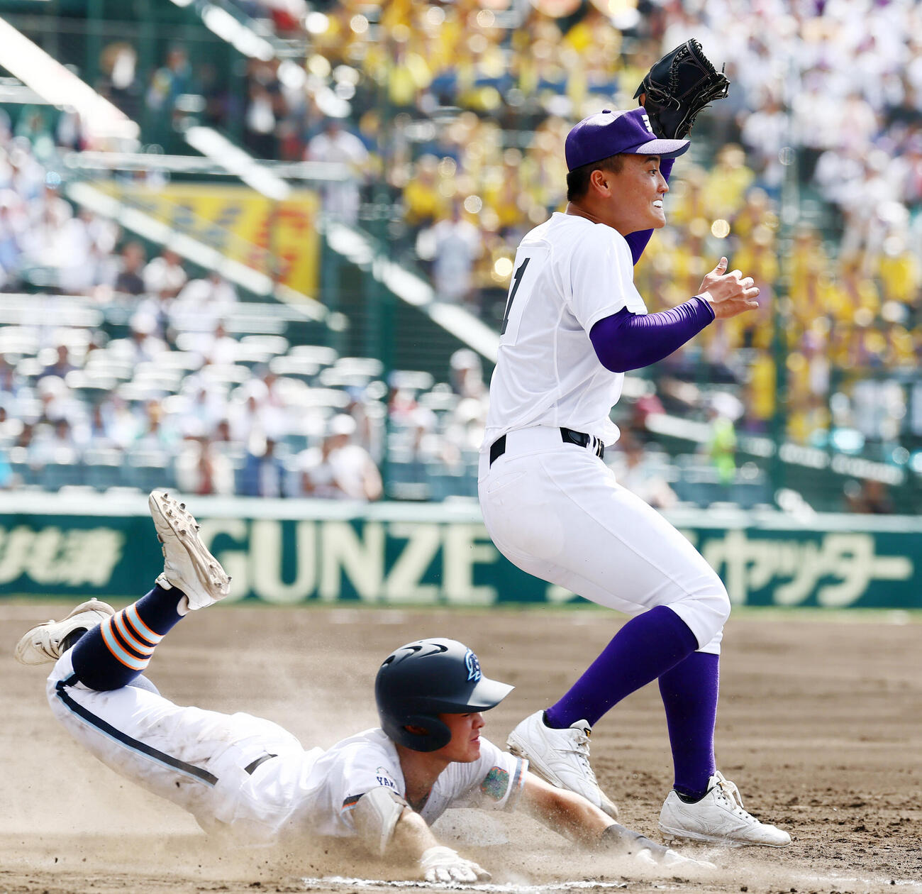 天理対高川学園　6回裏高川学園2死一、二塁、長尾亮大は田中良典の一ゴロでベースカバーに入る（撮影・加藤哉）