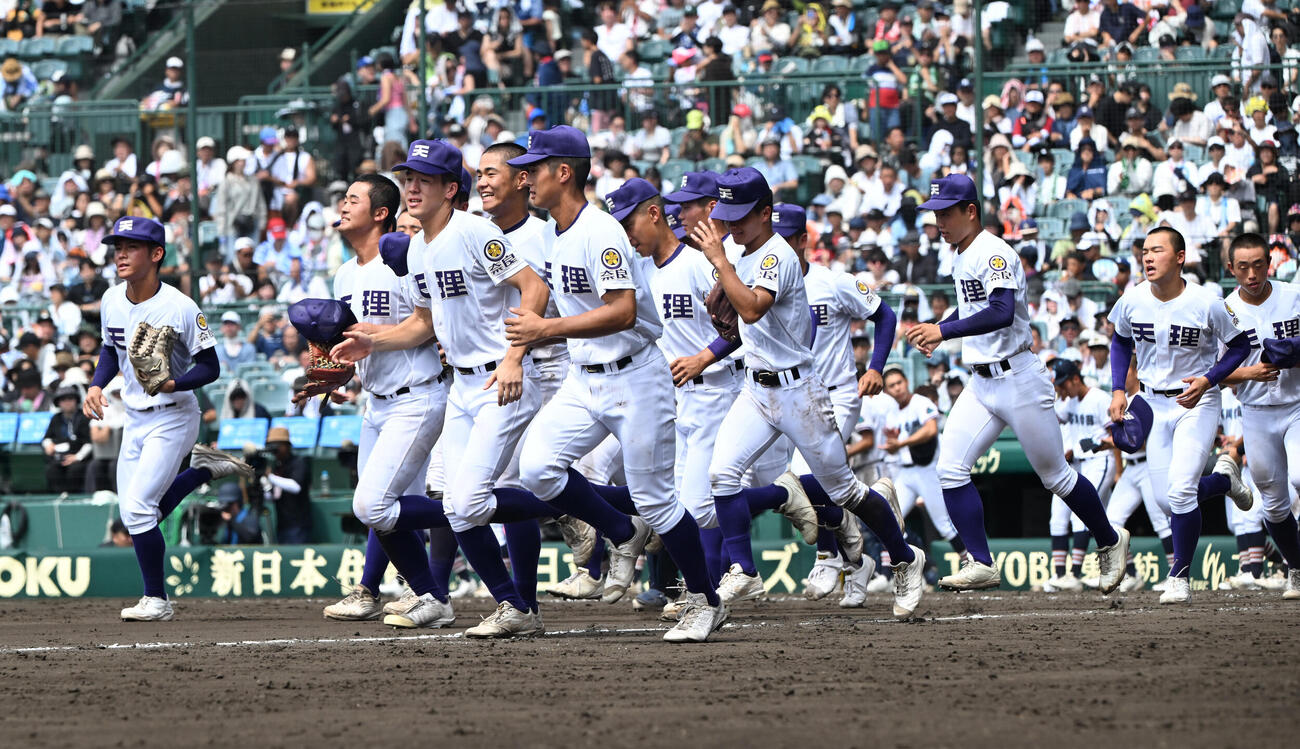 天理対高川学園　高川学園に勝利し応援団にあいさつに向かう天理ナイン（撮影・和賀正仁）