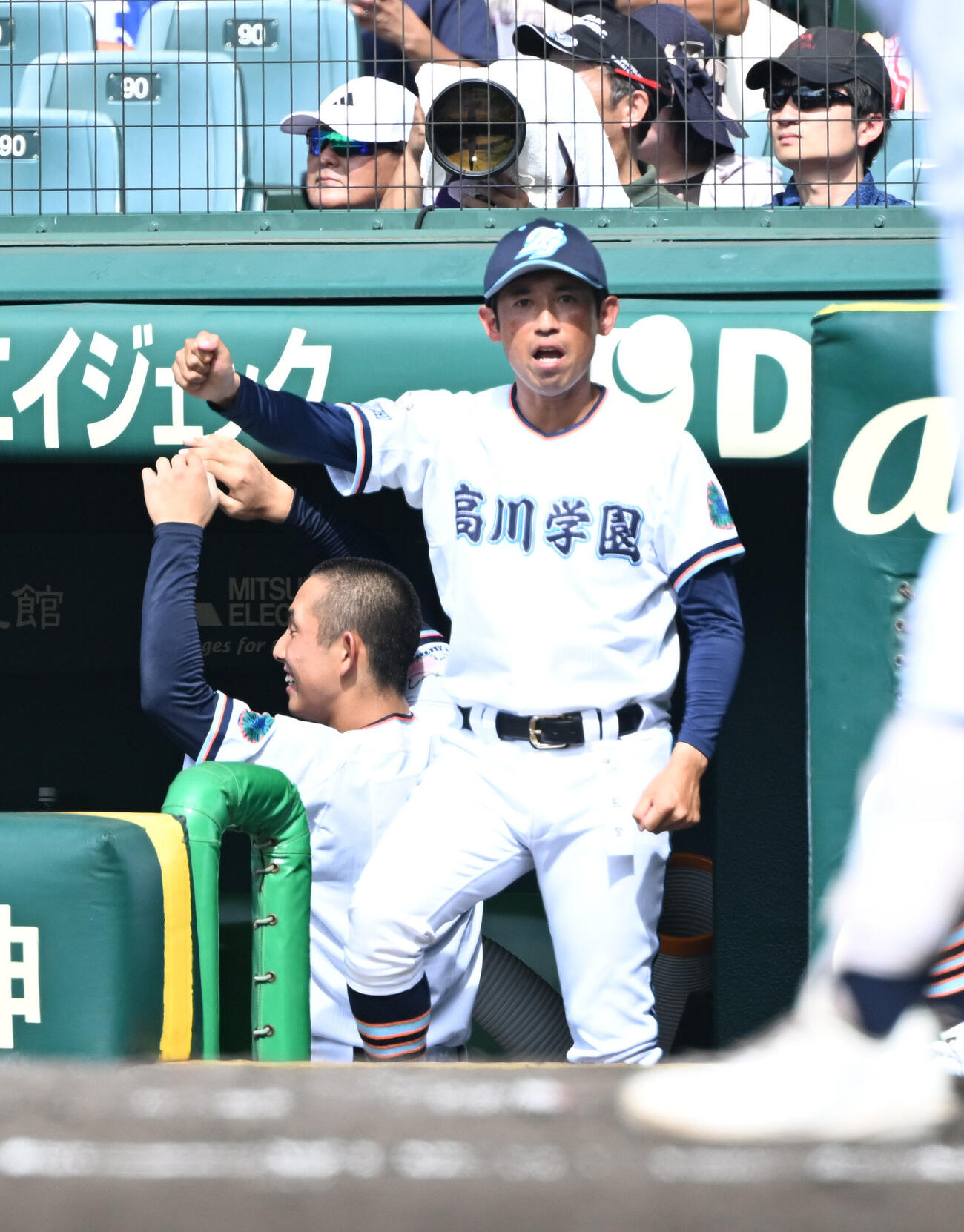 天理対高川学園　　5回裏高川学園2死二塁、三沢弦汰の左前適時打にガッツポーズする松本祐一郎監督（撮影・和賀正仁）