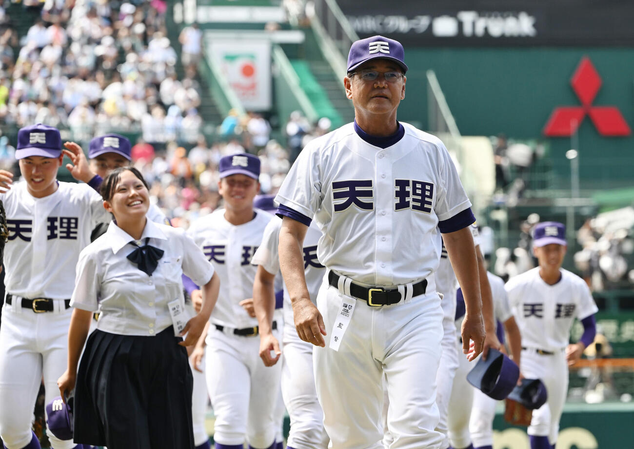 天理対高川学園　　ベスト8進出を決めた天理・藤原忠理監督（撮影・和賀正仁）