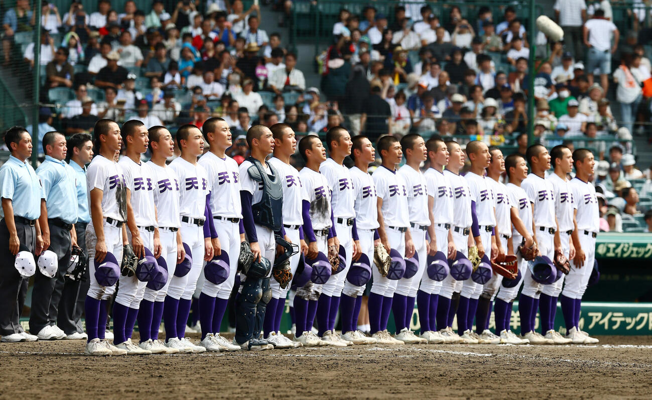 天理対高川学園　高川学園に勝利し整列して校歌を歌う天理ナイン（撮影・加藤哉）