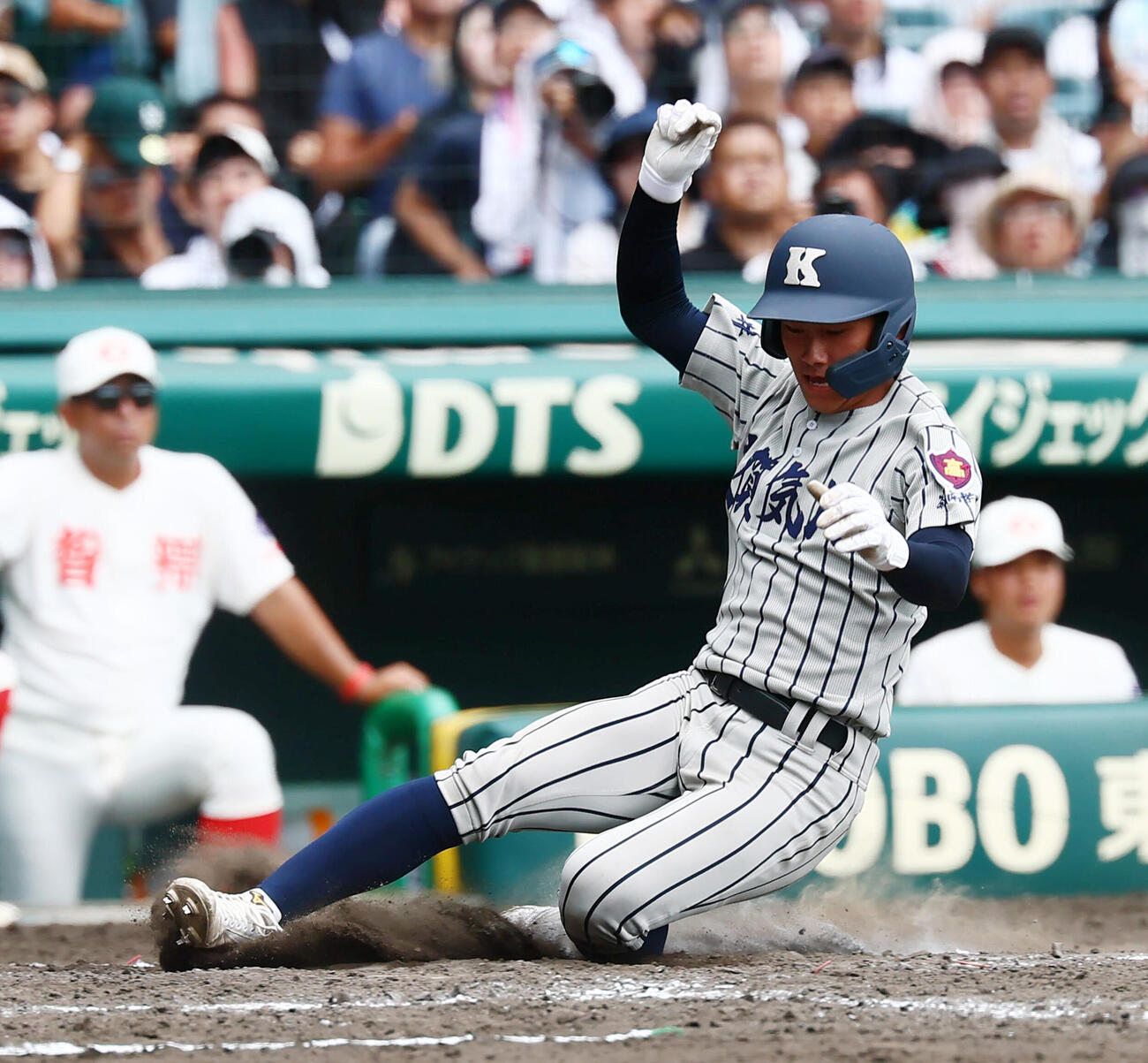 智弁和歌山対敦賀気比　5回裏敦賀気比2死二塁、二走宮本颯は鵜飼新馬の中前適時打で生還（撮影・加藤哉）