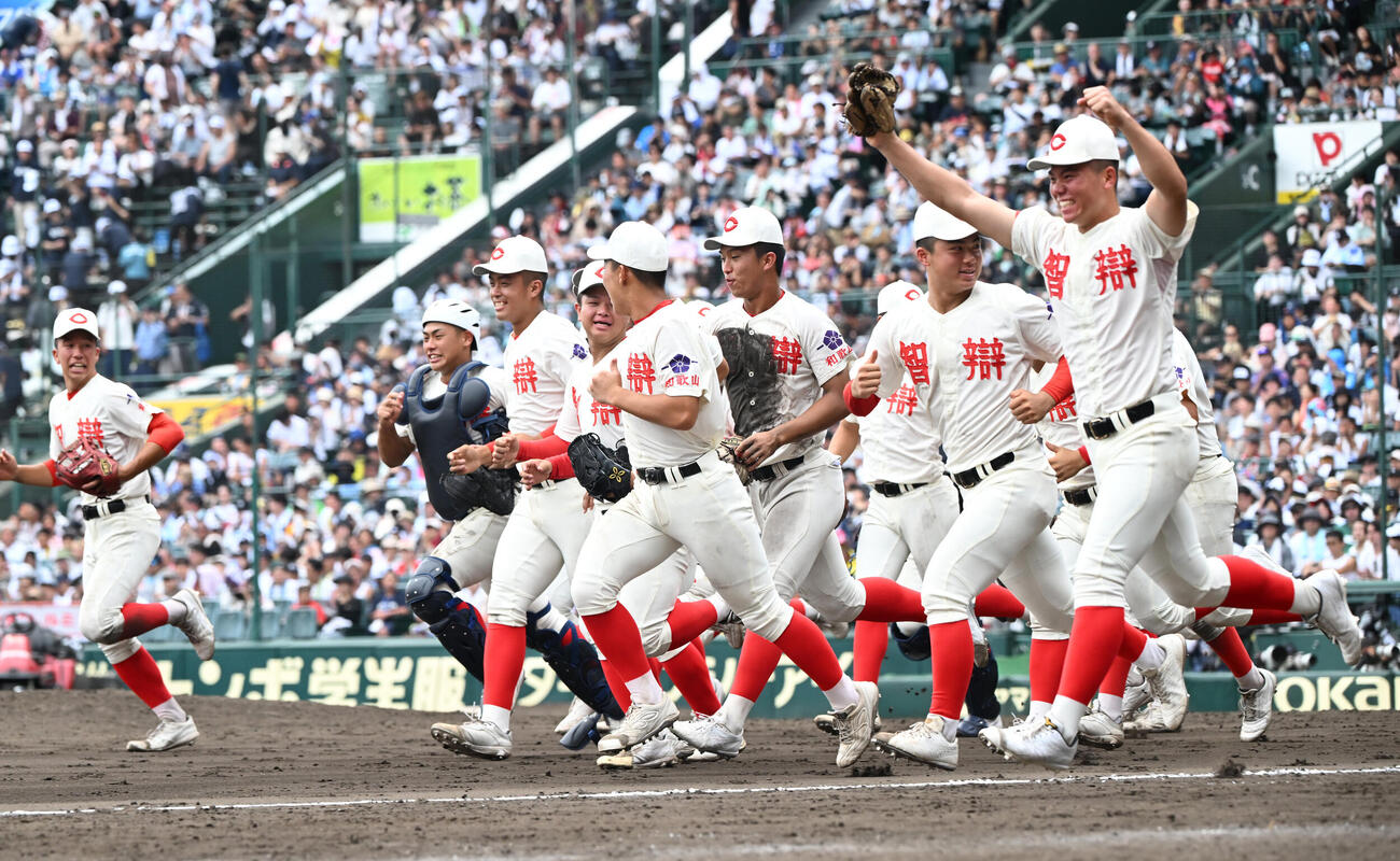 智弁和歌山対敦賀気比　延長の末、敦賀気比を振り切り、応援団にあいさつに向かう智弁和歌山ナイン（撮影・和賀正仁）