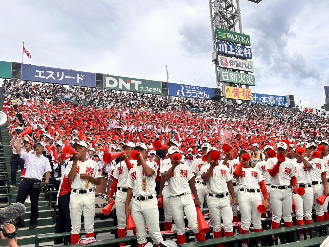 8回にお馴染みの“魔曲”が流れた時の智弁和歌山のアルプス（撮影・平山連）