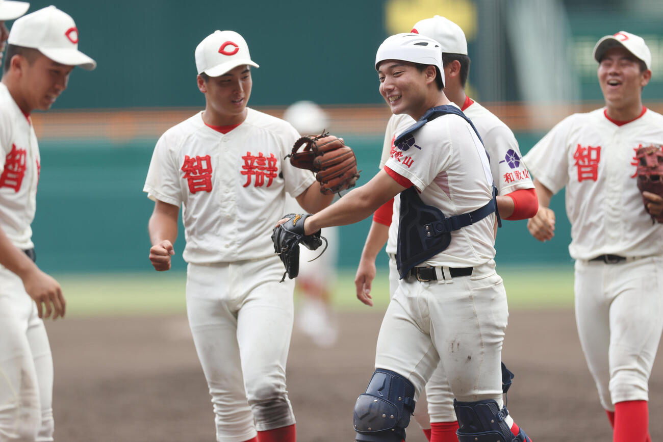 智弁和歌山対敦賀気比　延長戦の末、敦賀気比に勝利し笑顔で整列に向かう山田凛虎（中央）ら智弁和歌山の選手たち（撮影・河田真司）