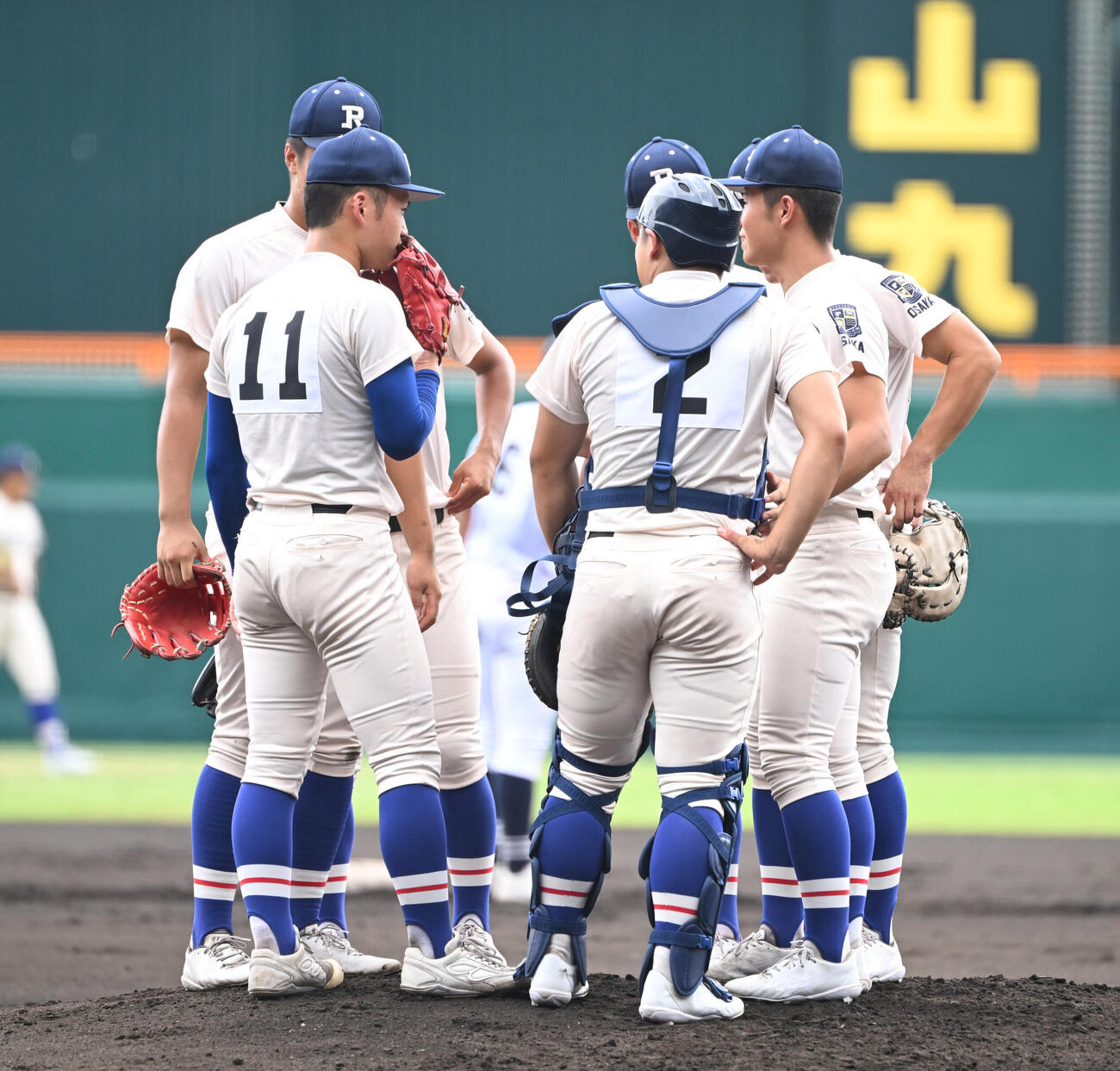 履正社対三重　1回裏三重無死満塁、悪送球で失点しマウンドに集まる履正社の内野陣（撮影・和賀正仁）