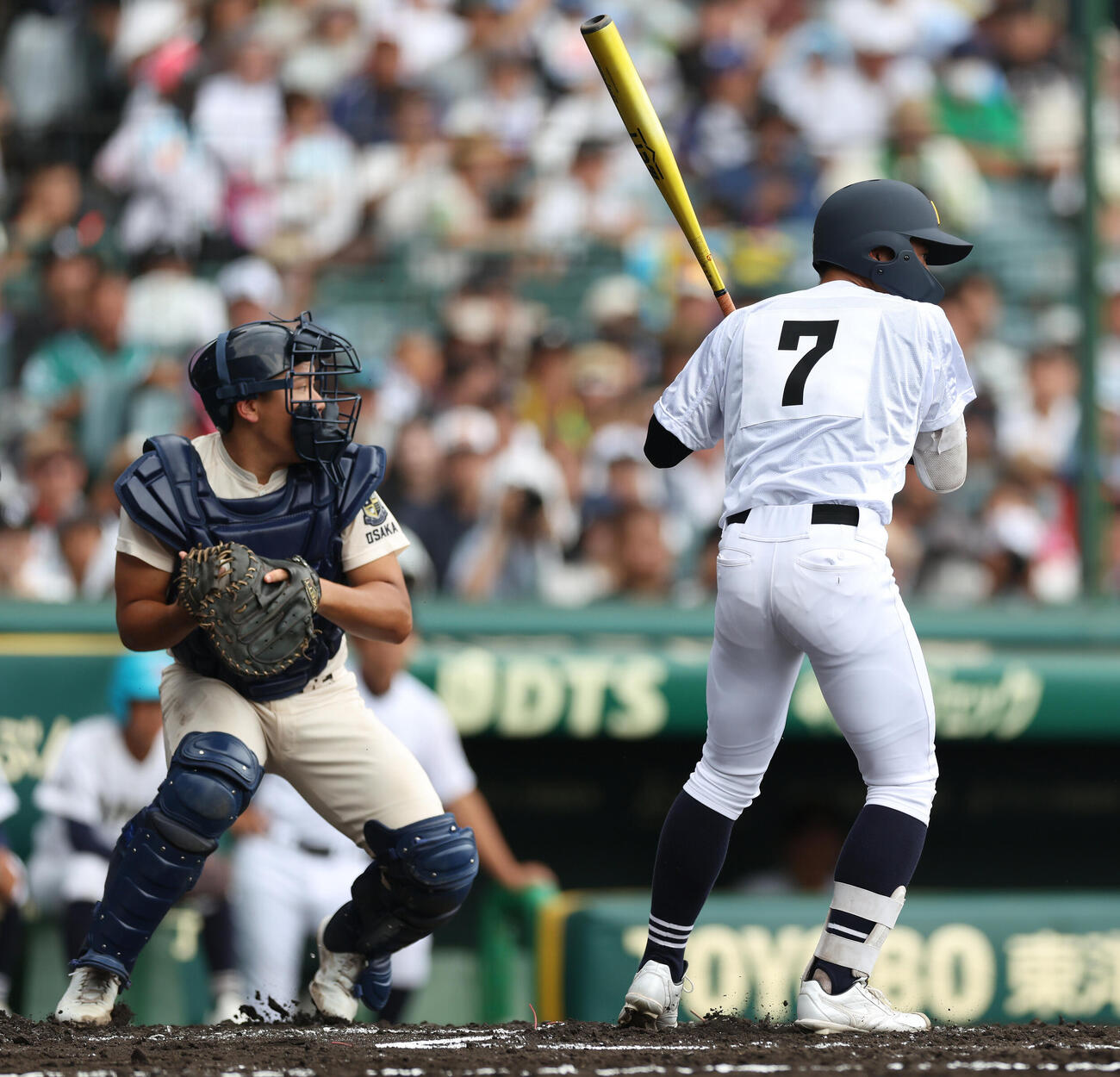 履正社対三重　1回裏無死満塁、けん制悪送球する三木大亮（撮影・河田真司）