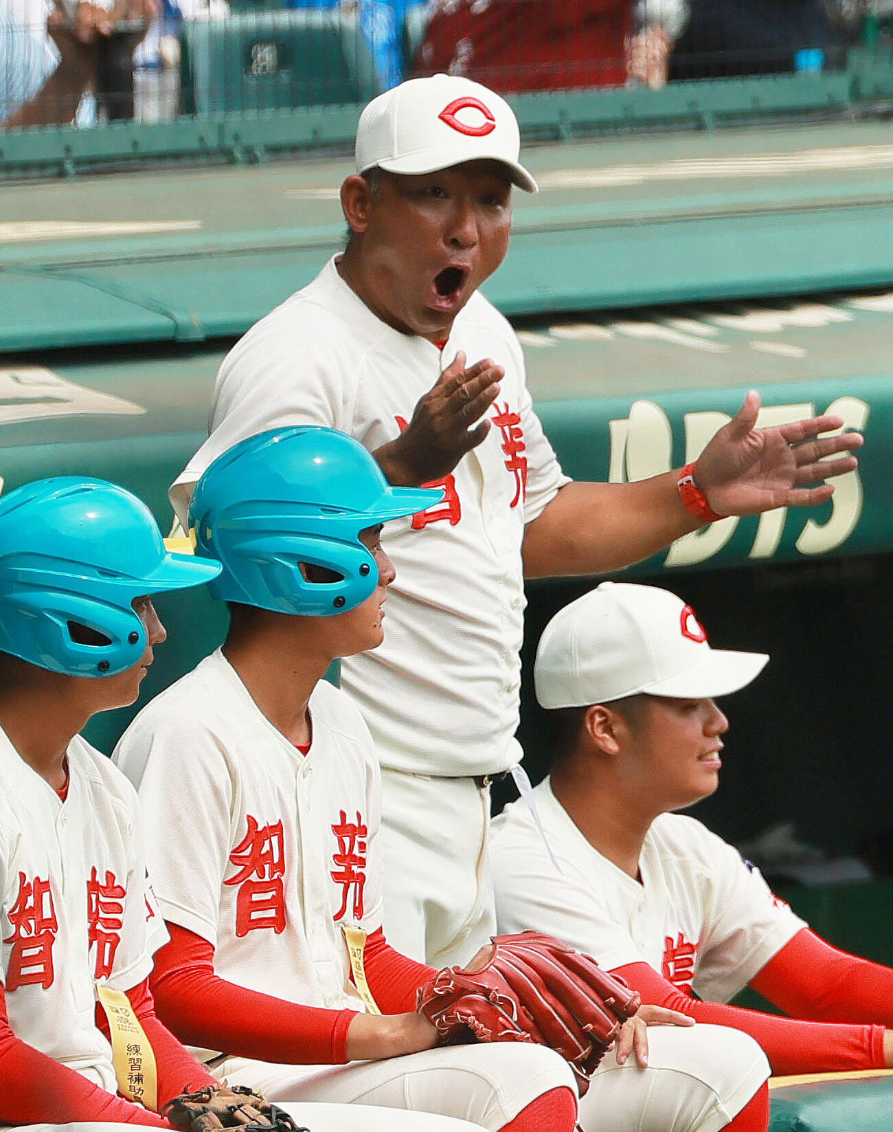 智弁和歌山対敦賀気比　タイブレーク11回表智弁和歌山1死一、二塁、黒川梨大郎の2点適時二塁打で喜ぶ中谷仁監督（撮影・上山淳一）