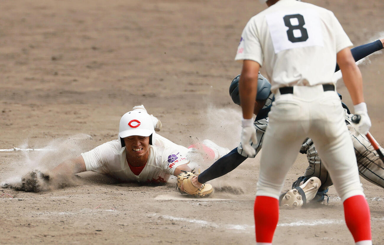 智弁和歌山対敦賀気比　タイブレーク11回表智弁和歌山1死一、二塁、黒川梨大郎の2点適時二塁打で生還する一走山下晃平。捕手村雲脩吾（撮影・上山淳一）