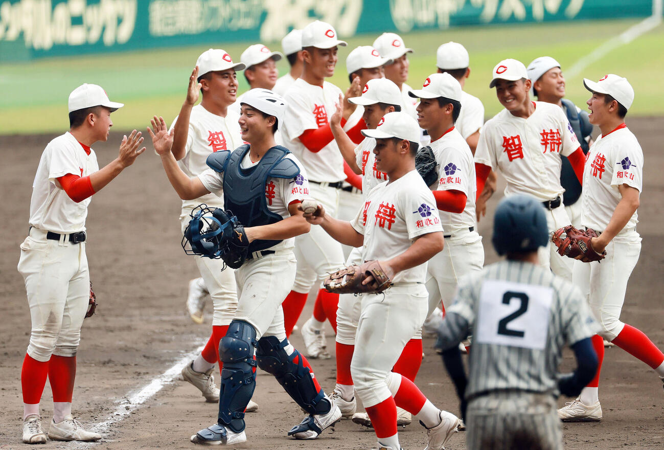 智弁和歌山対敦賀気比　タイブレークで敦賀気比に勝利し喜ぶ智弁和歌山ナイン（撮影・上山淳一）