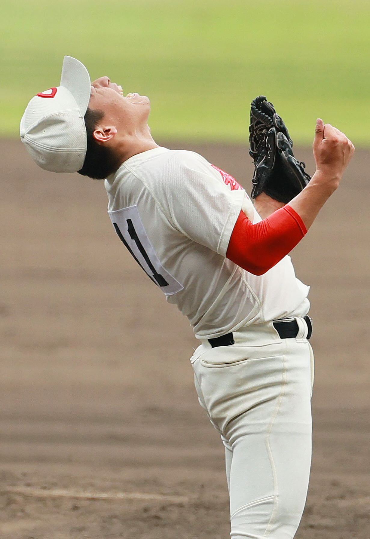 智弁和歌山対敦賀気比　タイブレーク11回裏敦賀気比2死二、三塁、久葉亮太は最終打者で代打磯野太我を遊ゴロに仕留め雄たけびを上げる（撮影・上山淳一）