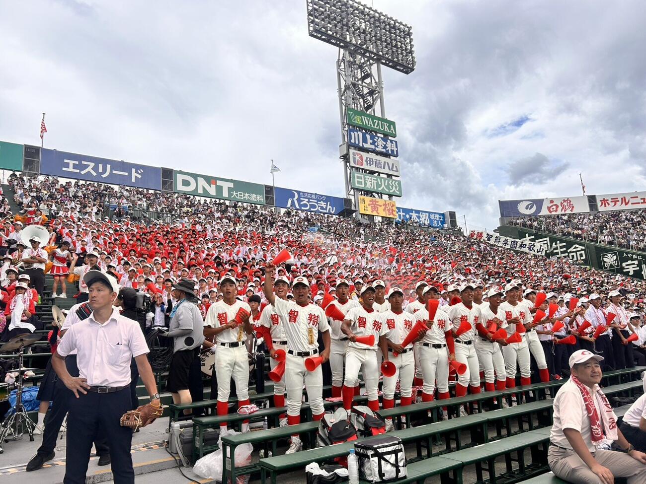 8回にお馴染みの“魔曲”が流れた時の智弁和歌山のアルプス（撮影・平山連）