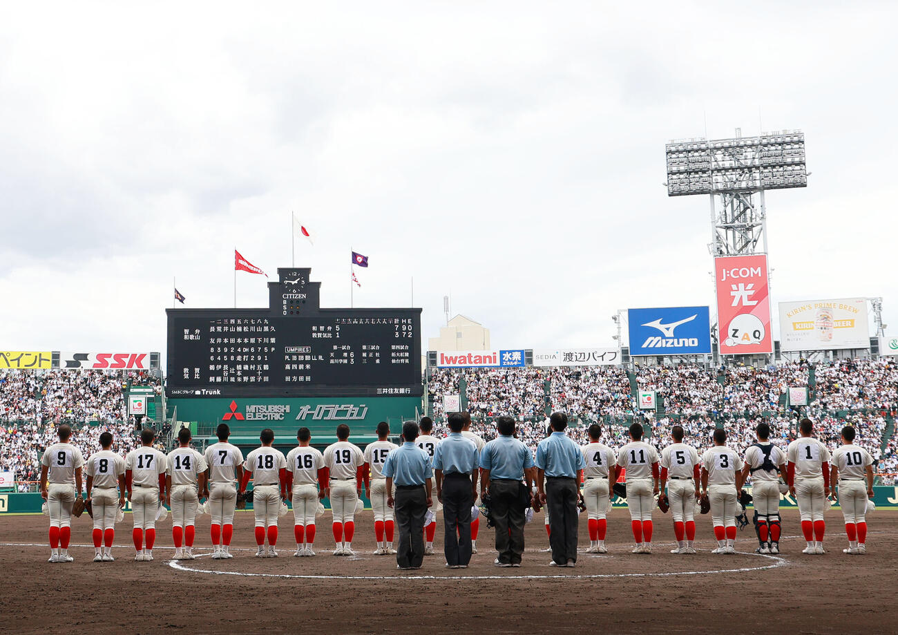 智弁和歌山対敦賀気比　タイブレークで敦賀気比に勝利し、校歌斉唱する智弁和歌山ナイン（撮影・上山淳一）