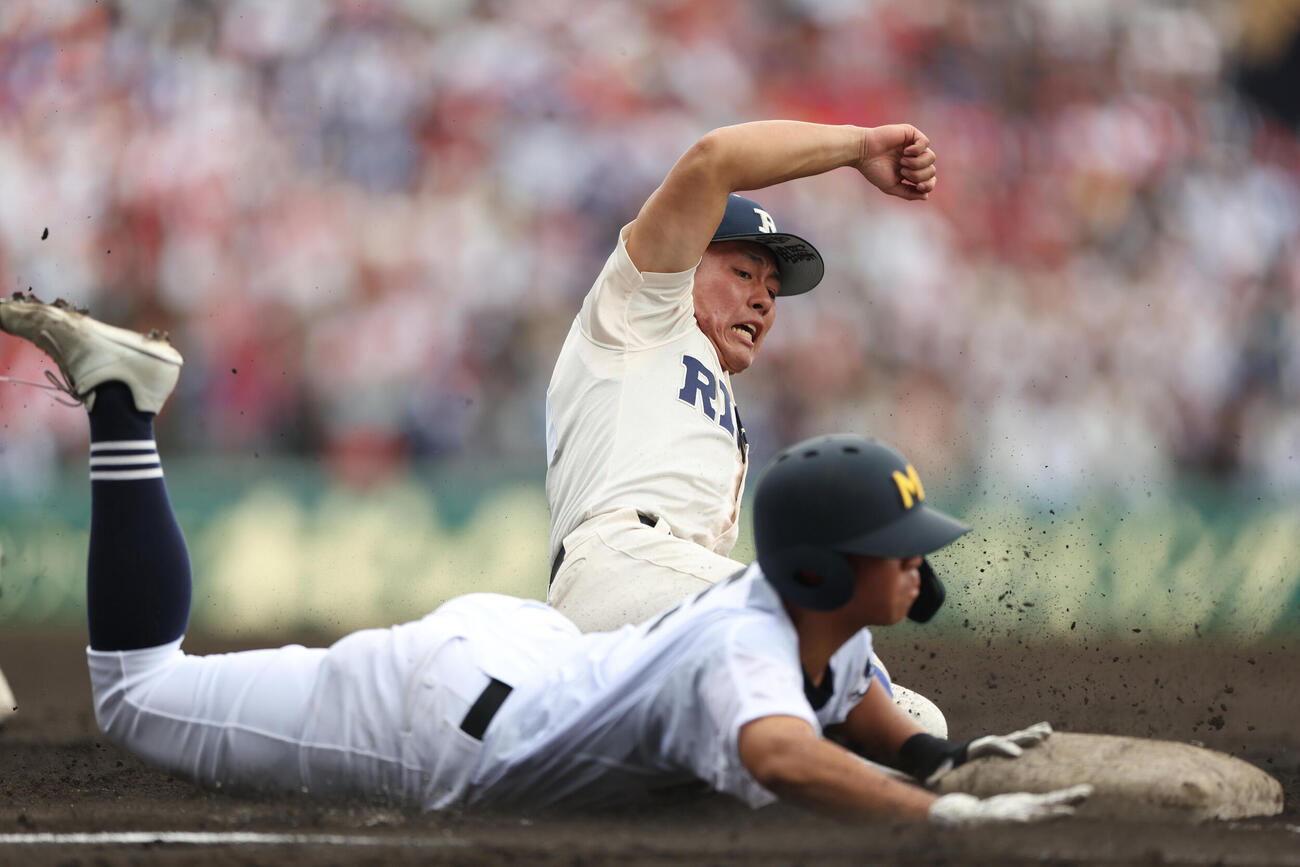履正社対三重　1回裏三重1死二、三塁、立松宗馬に適時内野安打で足から一塁ベースタッチに行く小林悠人（撮影・河田真司）