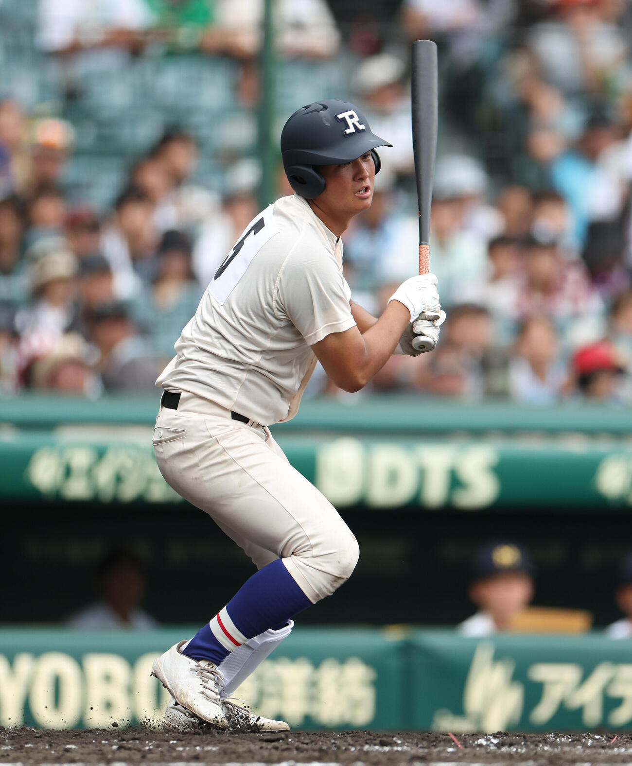 履正社対三重　4回表履正社1死、右前打を放つ辻竜乃介（撮影・河田真司）