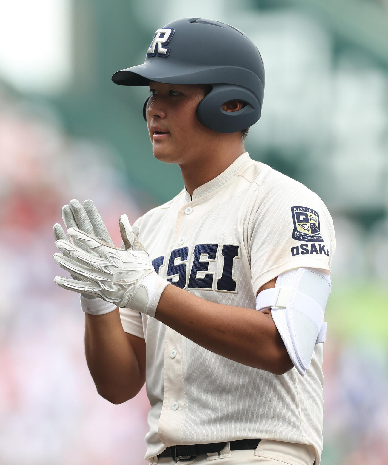 履正社対三重　4回表履正社1死、右前打を放つ辻竜乃介（撮影・河田真司）