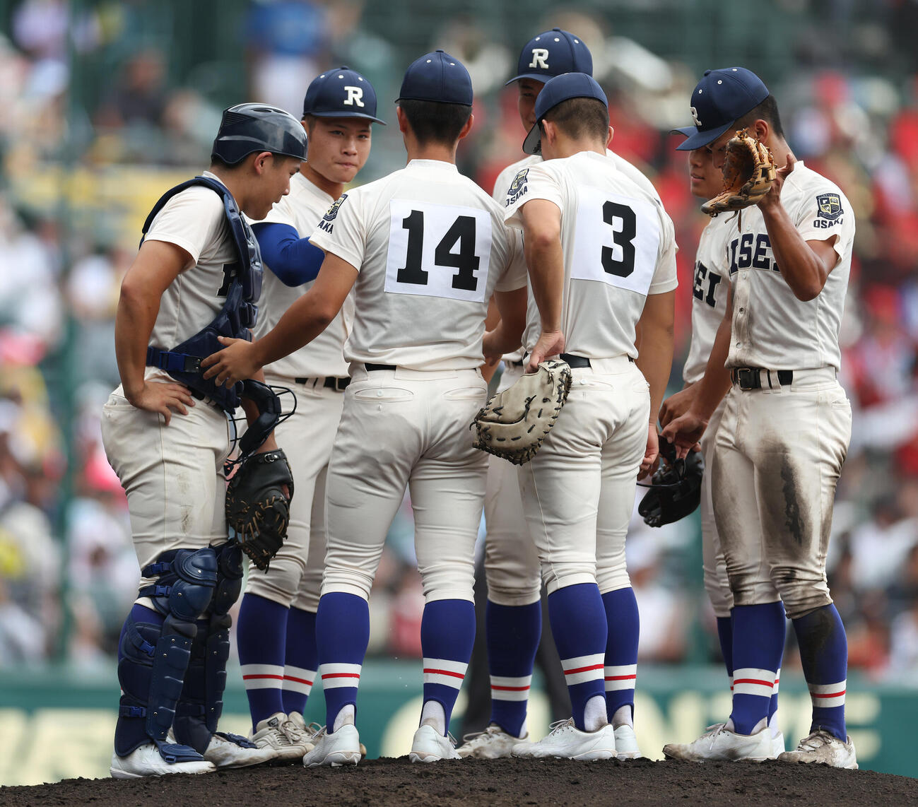 履正社対三重　1回裏、マウンドに集まる履正社の選手たち（撮影・河田真司）