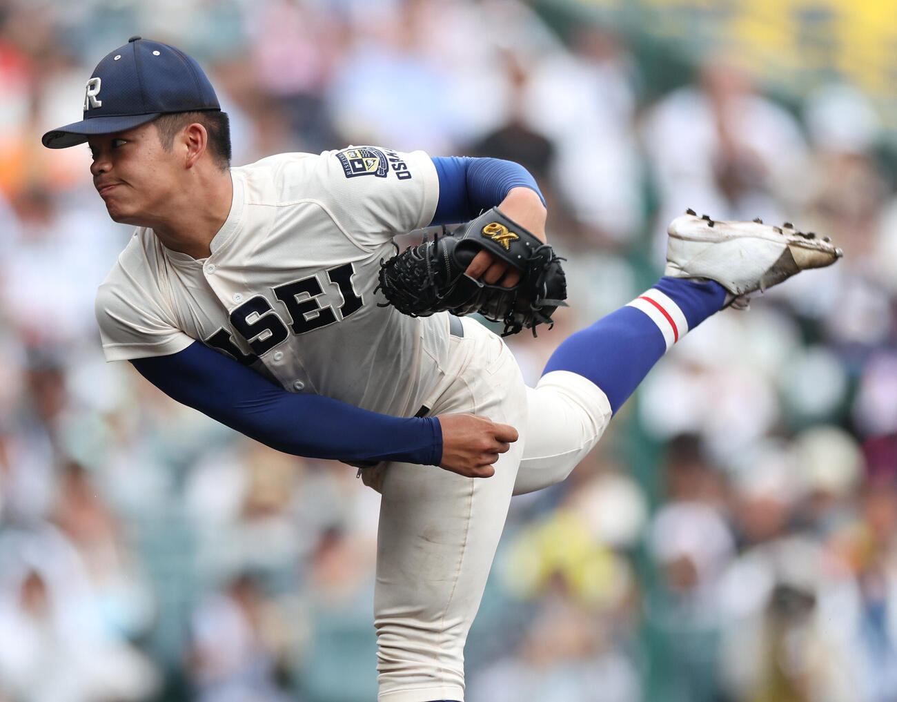 履正社対三重　3回裏、力投する履正社・石橋大季（撮影・河田真司）