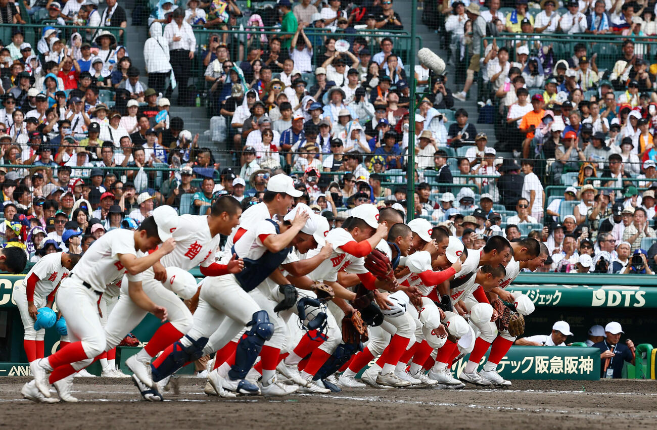 智弁和歌山対敦賀気比　敦賀気比に勝利し応援団へあいさつに向かう智弁和歌山ナイン（撮影・加藤哉）