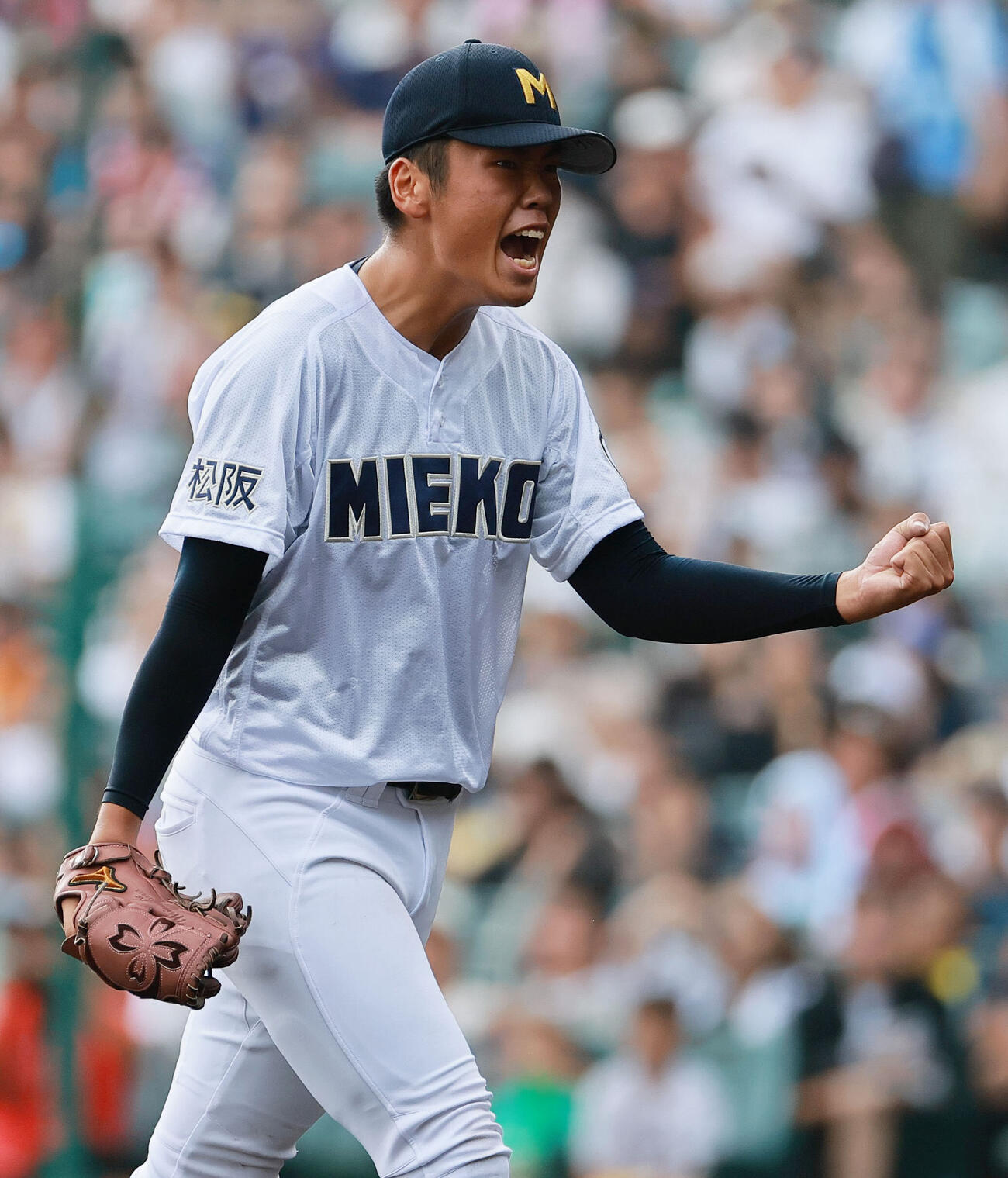 履正社対三重　9回表履正社2死、吉井海翔は最終打者川口壱茶を三ゴロに仕留めガッツポーズ（撮影・上山淳一）