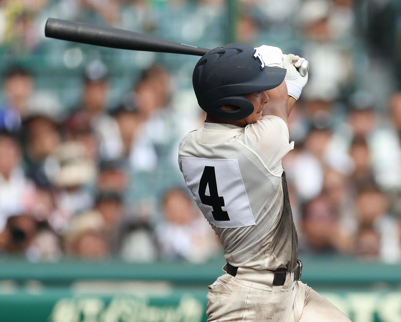 履正社対三重　7回表履正社2死一、二塁、左前適時打を放つ岩本倫之介（撮影・河田真司）