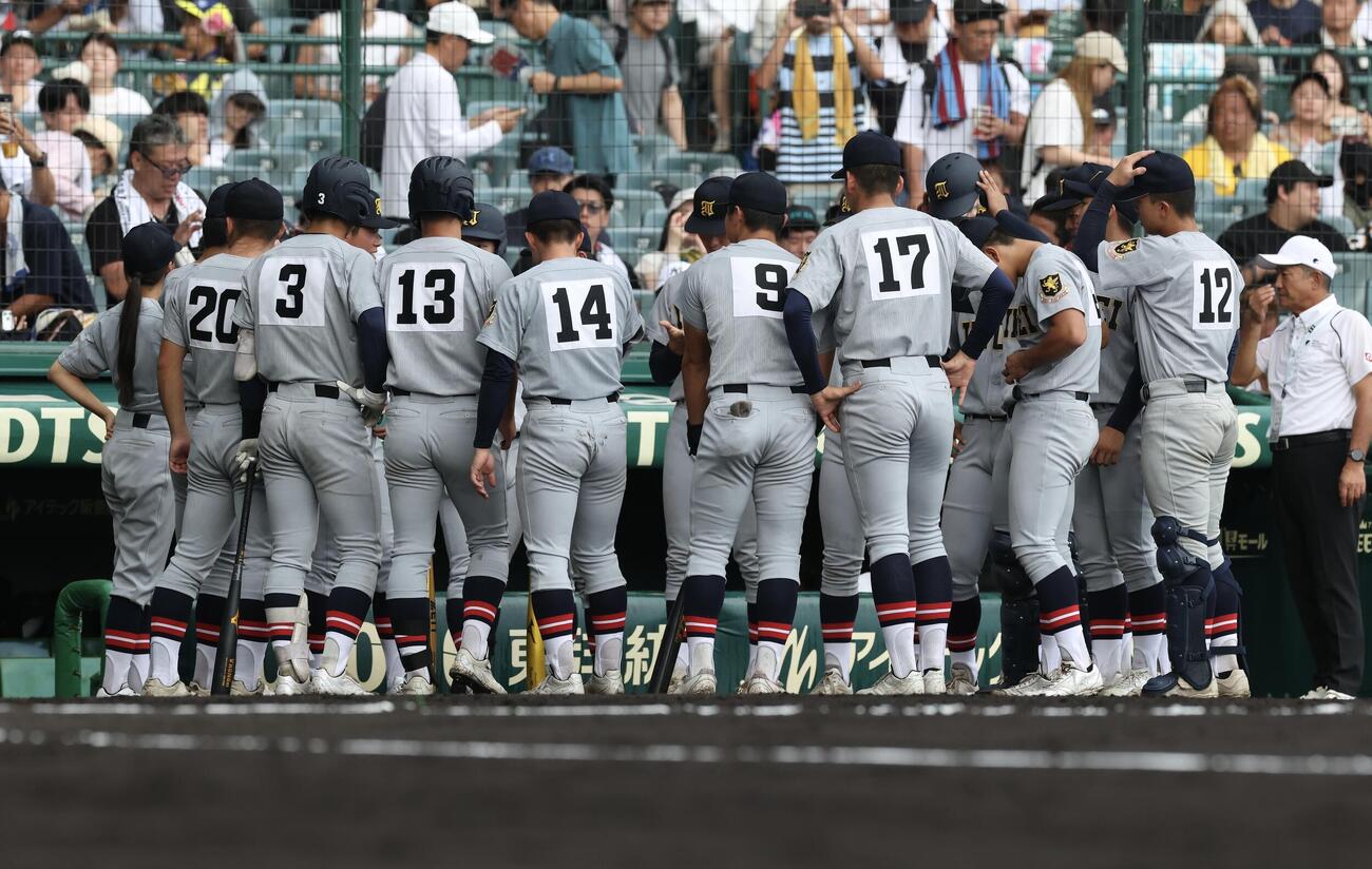 仙台育英対拓大紅陵　試合前円陣を組む仙台育英の選手たち（撮影・河田真司）