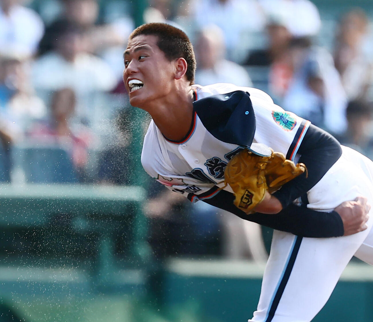 天理対高川学園　5回、汗を飛ばして力投する高川学園の木下瑛二（撮影・加藤哉）