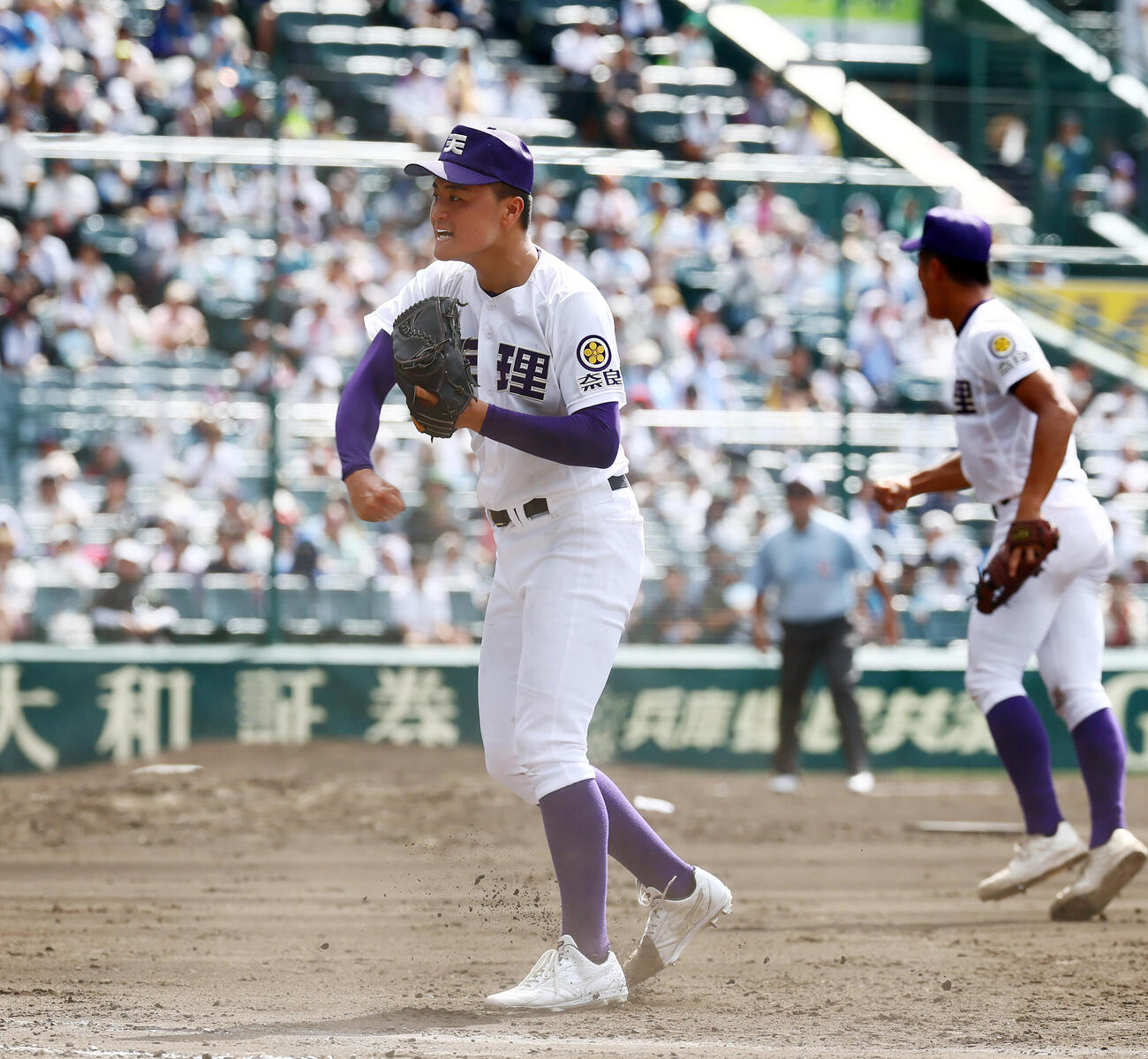 天理対高川学園　6回裏高川学園2死一、二塁、長尾亮大は田中良典の一ゴロでベースカバーに入ってアウトを奪いガッツポーズを見せる（撮影・加藤哉）