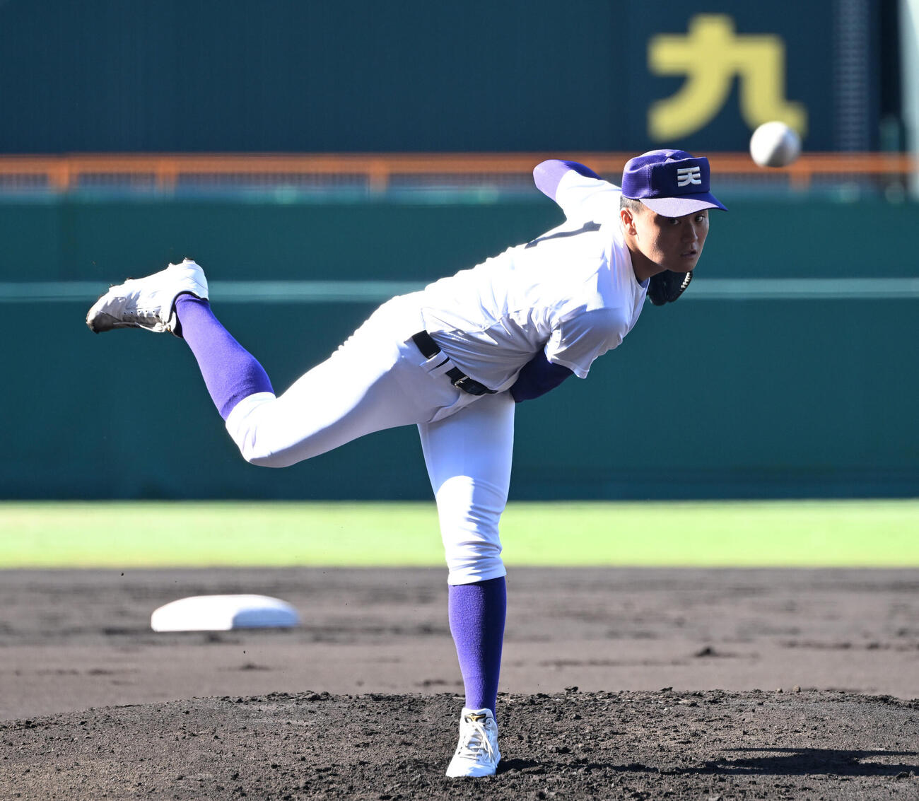 天理対高川学園　　先発する天理・長尾亮大（撮影・和賀正仁）