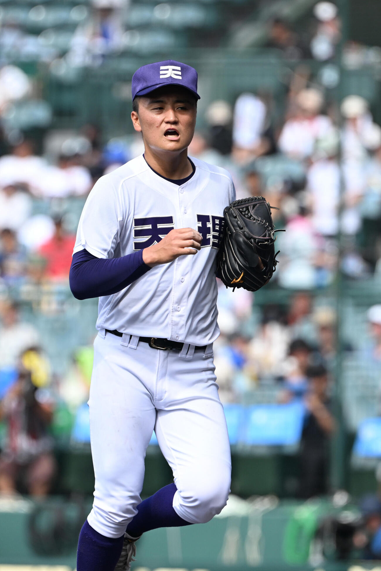 天理対高川学園　　5回に3点目を許しベンチに戻る天理・長尾亮大（撮影・和賀正仁）