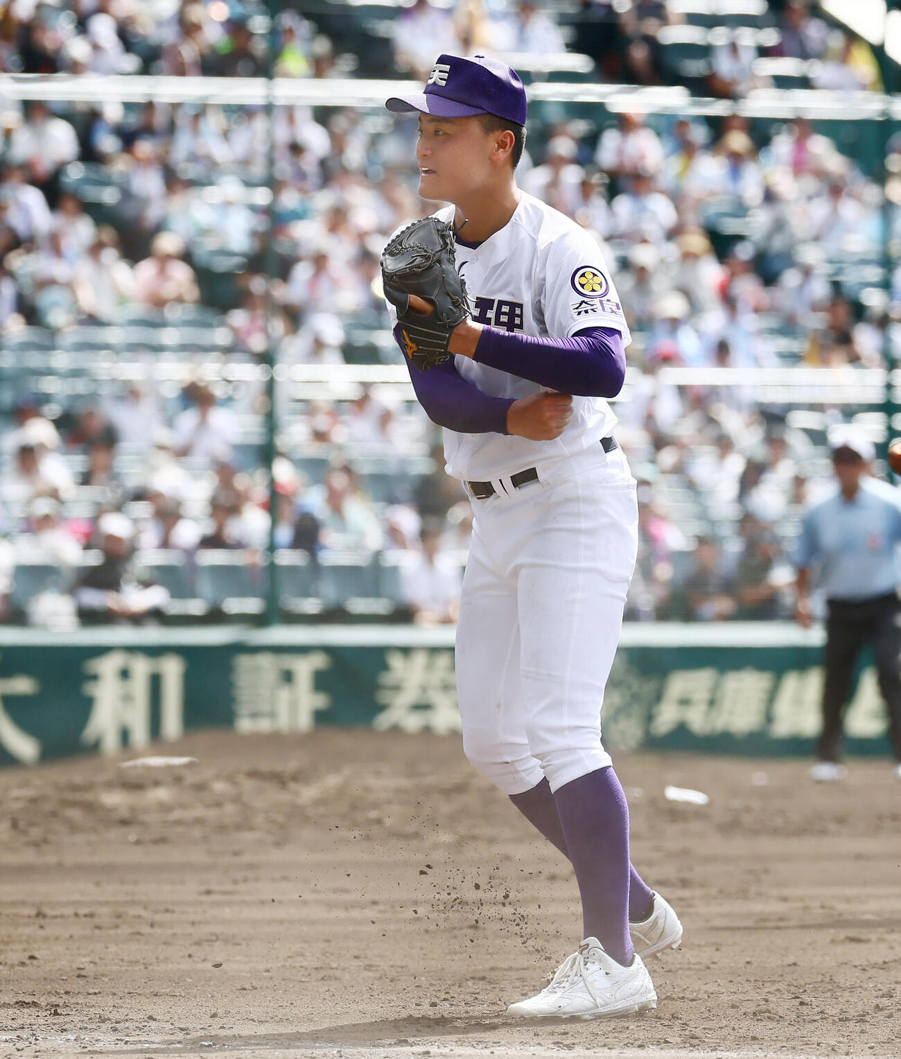 天理対高川学園　6回裏高川学園2死一、二塁、長尾亮大は田中良典の一ゴロでベースカバーに入りガッツポーズを見せる（撮影・加藤哉）