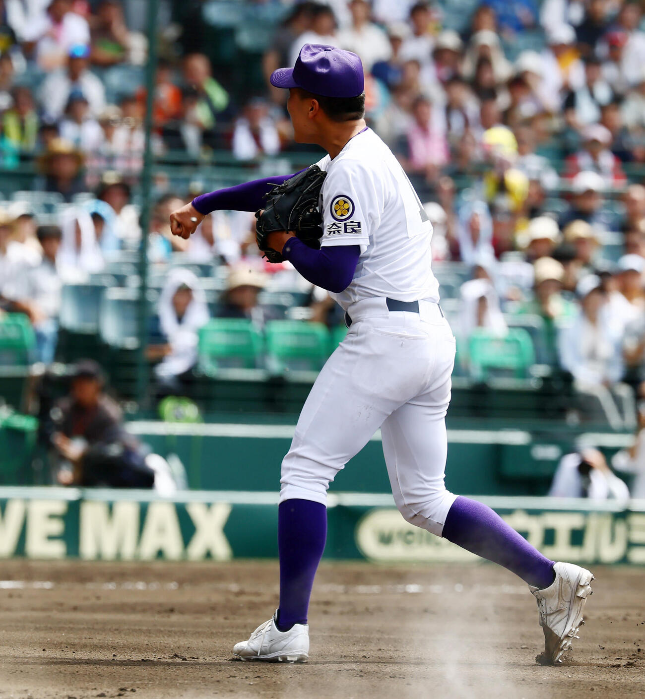天理対高川学園　9回裏高川学園2死一塁、長尾亮大は若藤芽空を二ゴロに仕留めガッツポーズを見せる（撮影・加藤哉）