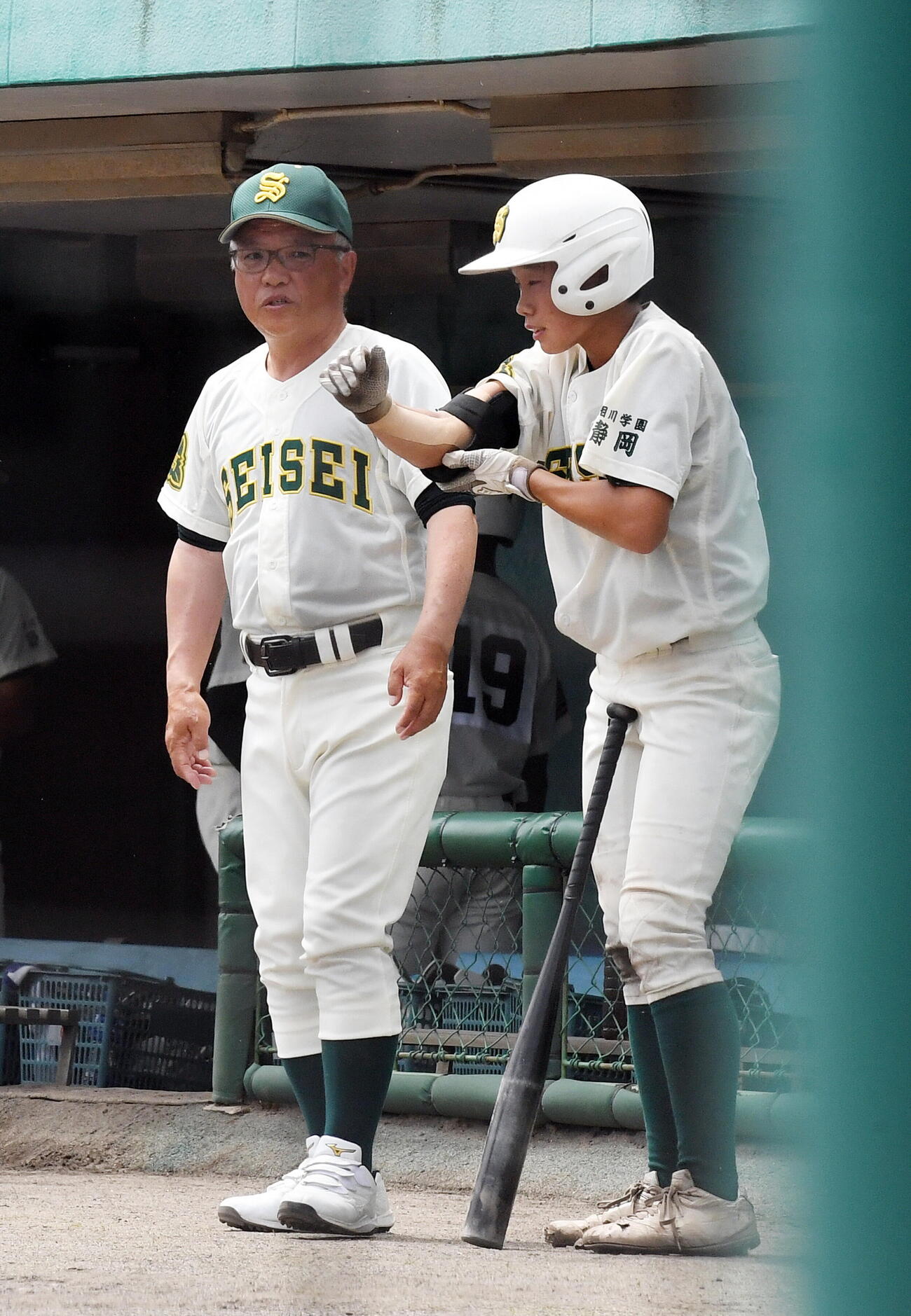 静清対島田商　選手に指示を出す静清・見城監督（左）