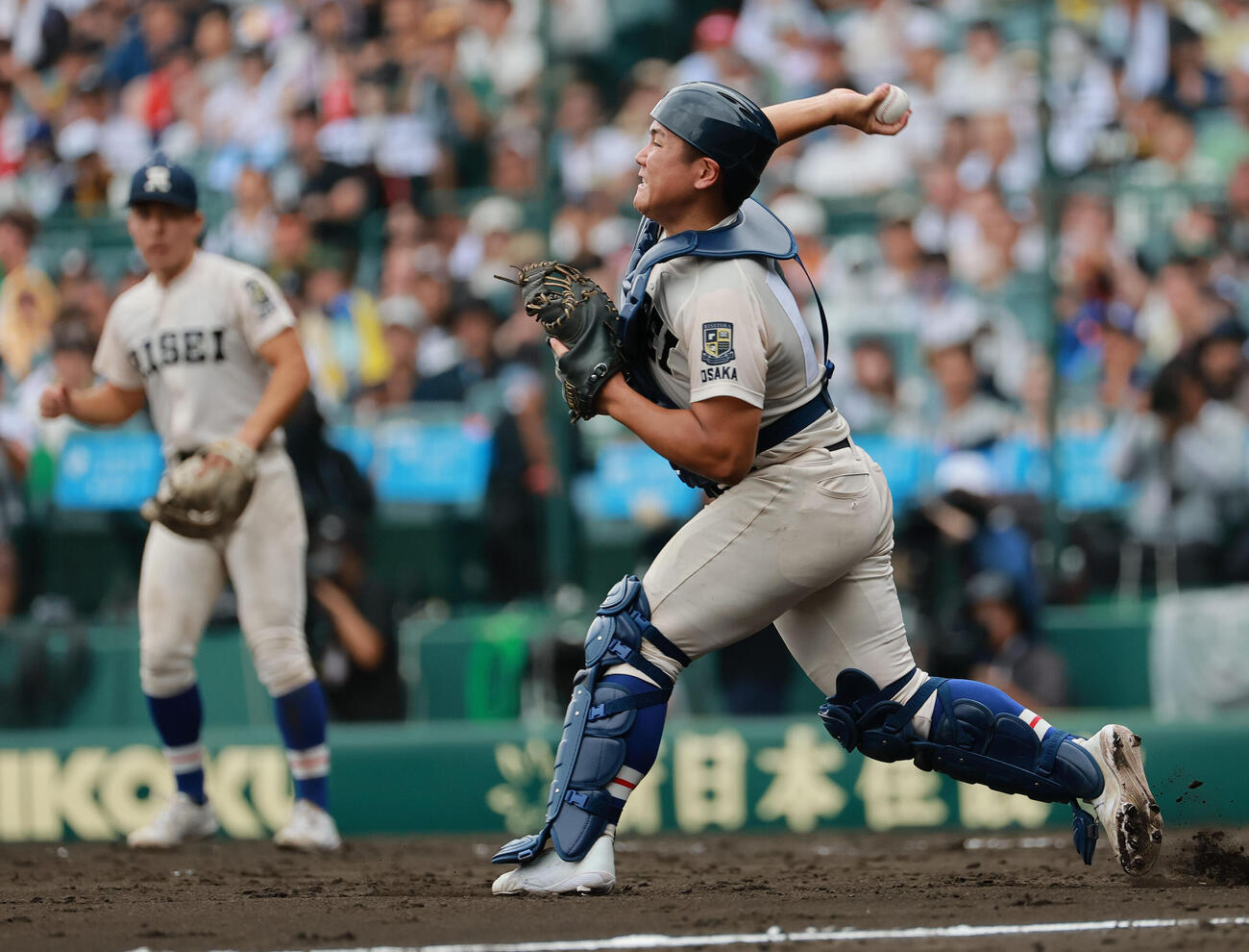 履正社対三重　3回裏三重無死一塁、松原創汰のバントで併殺を奪った捕手三木大亮（撮影・上山淳一）