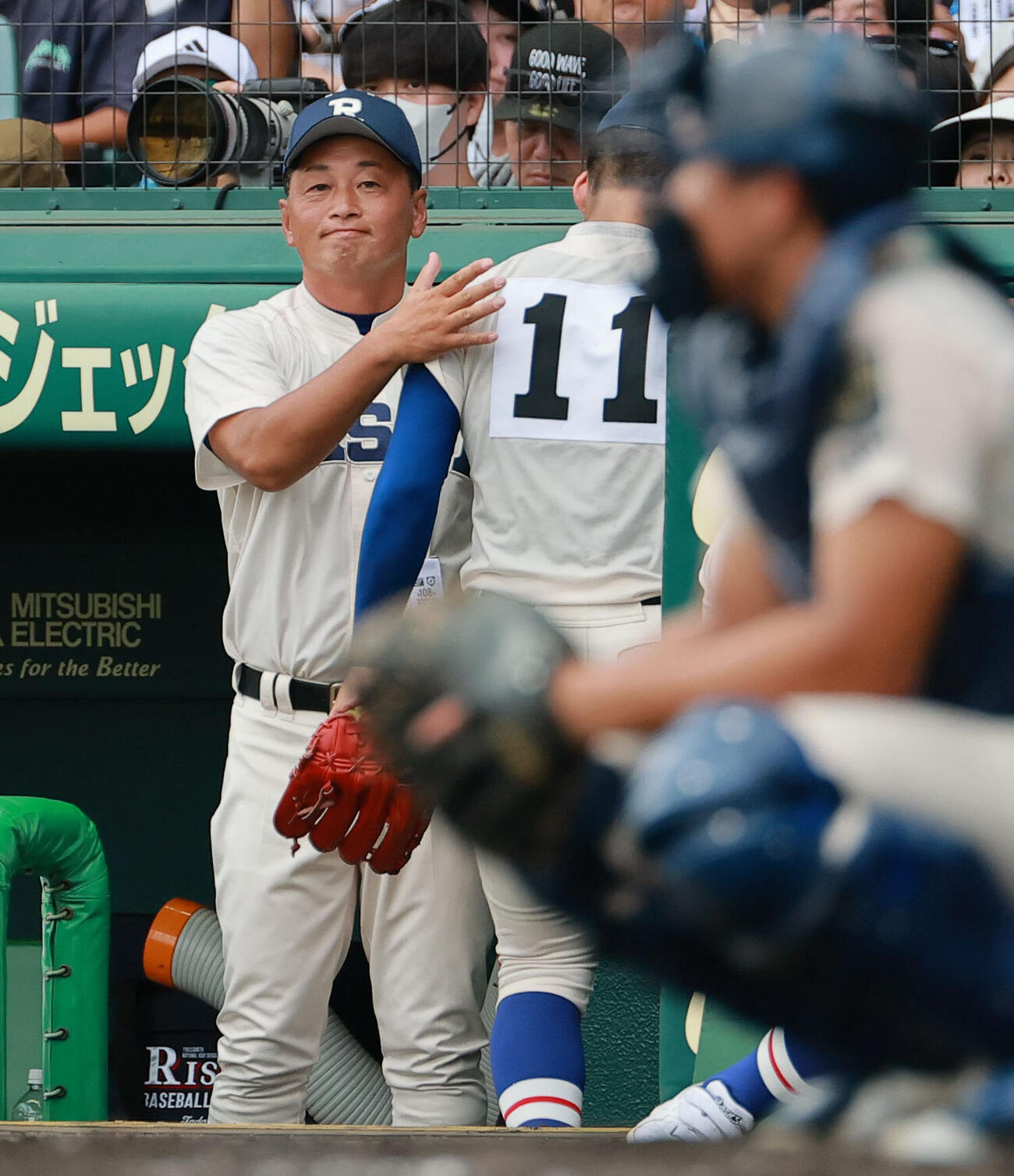 履正社対三重　3回裏三重無死一塁、松原創汰の高く上がったバントを取る直前で見送る捕手三木大亮（撮影・上山淳一）