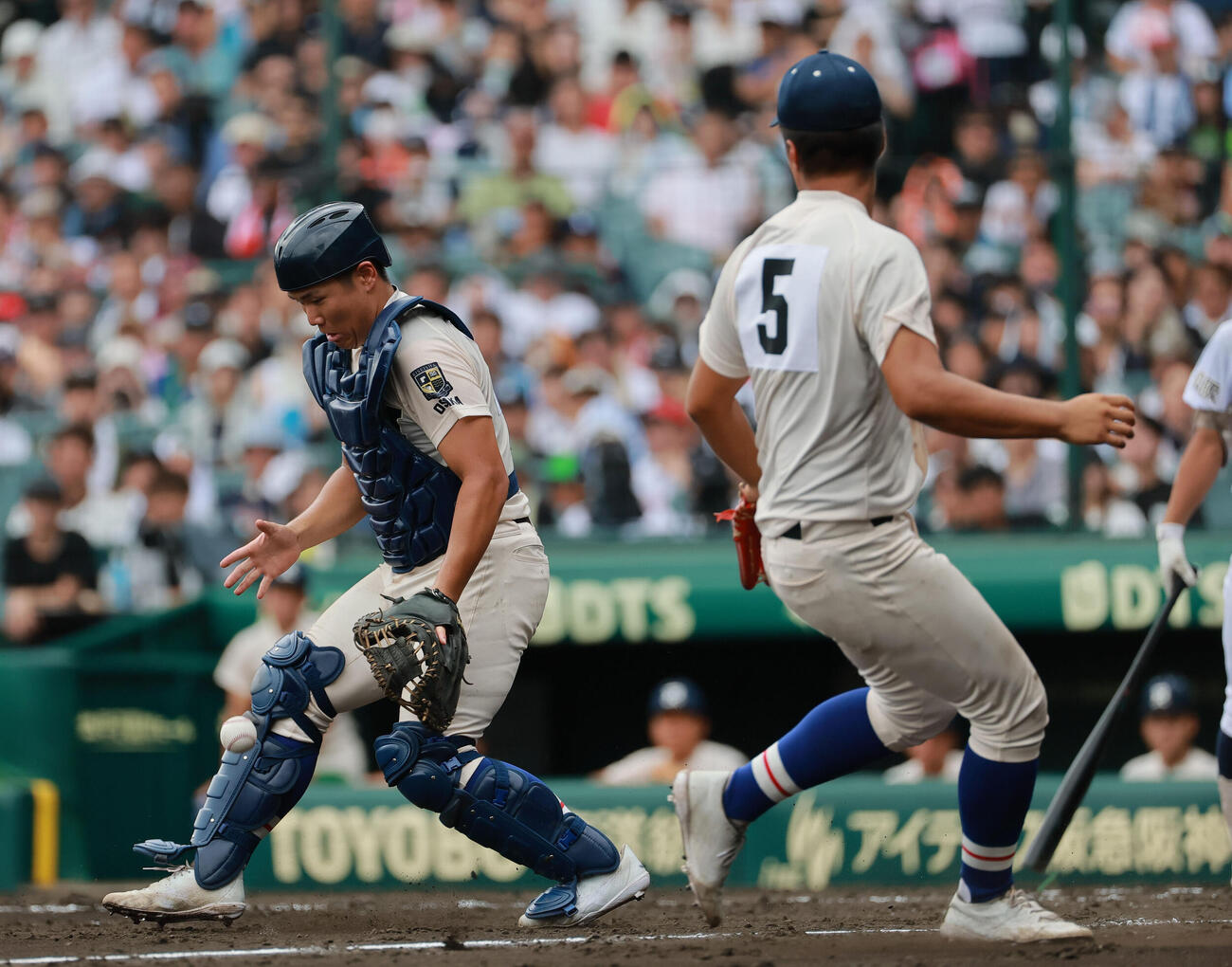 履正社対三重　3回裏三重無死一塁、松原創汰の高く上がったバントを取る直前で見送る捕手三木大亮（撮影・上山淳一）