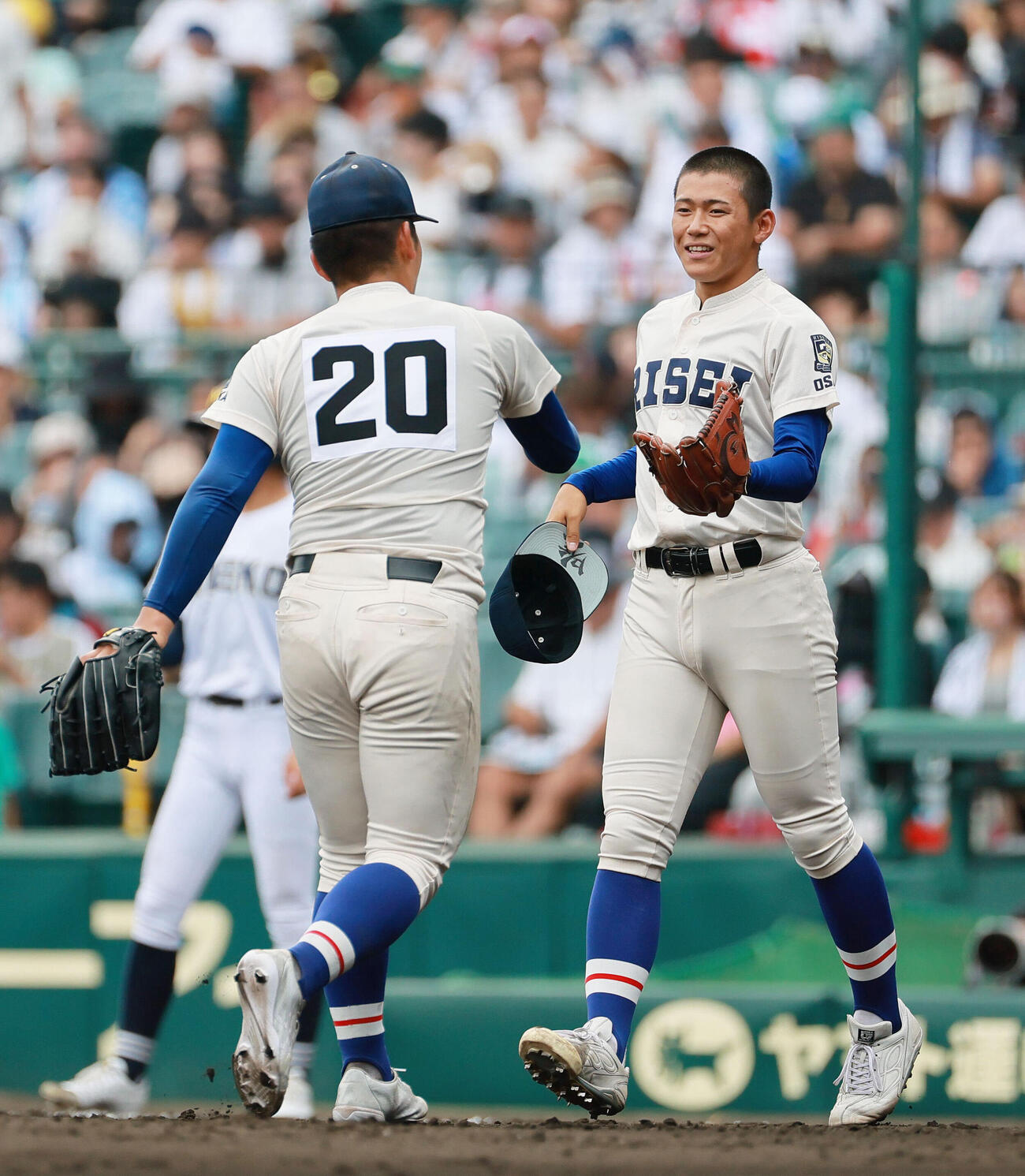 履正社対三重　3回裏三重2死一、二塁、石橋大季（左）に代わり木村颯がマウンドに向かう（撮影・上山淳一）