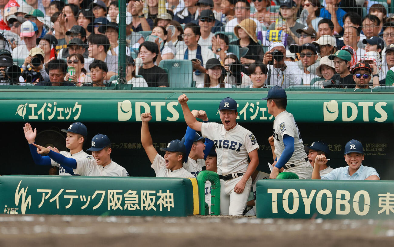 履正社対三重　7回表履正社2死一、二塁、岩本倫之介の適時打で盛り上がる履正社ナイン（撮影・上山淳一）