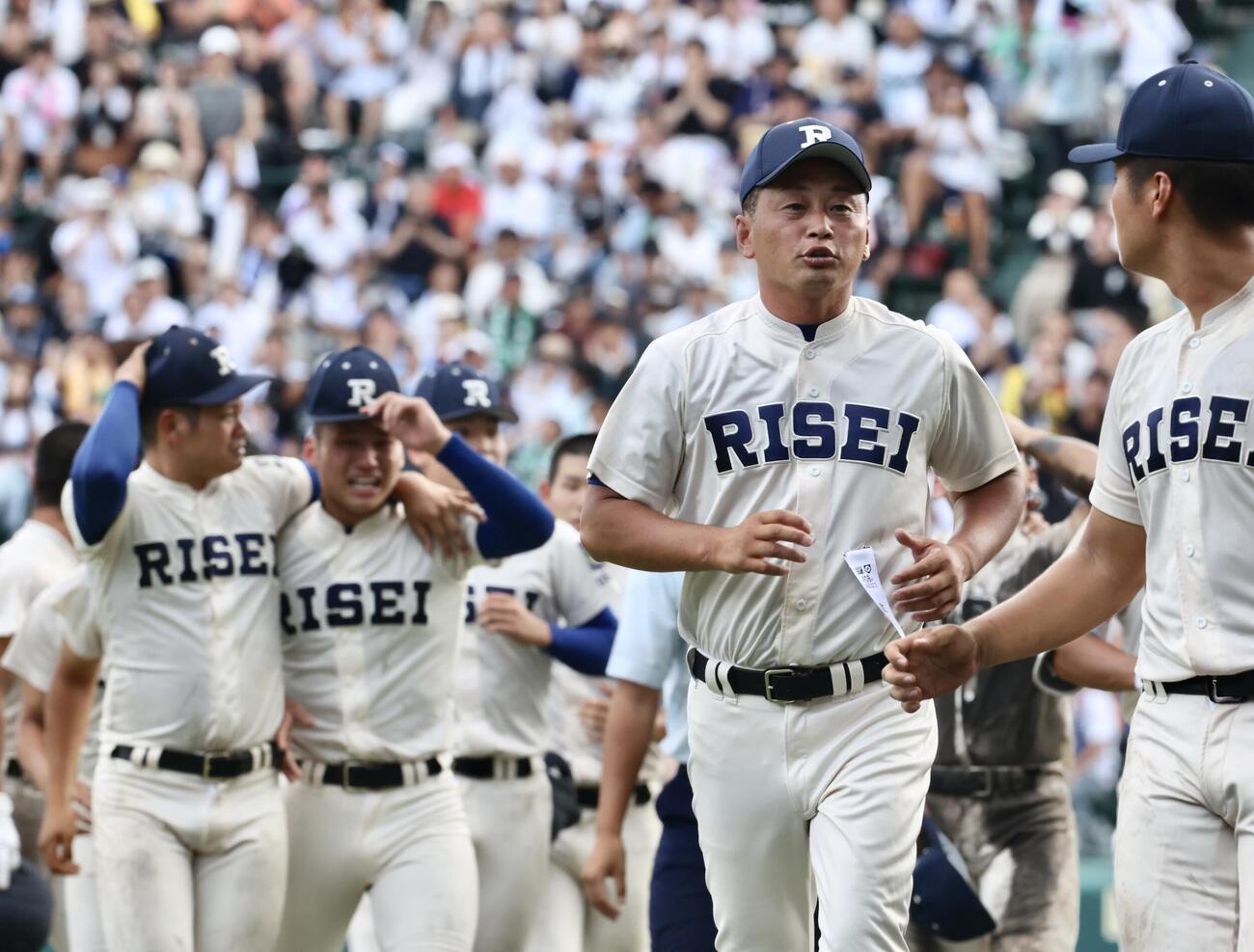 履正社対三重　三重に敗れ、選手たちと引き揚げる履正社・多田晃監督（右）（撮影・河田真司）
