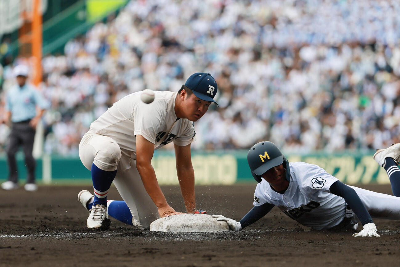 履正社対三重　1回裏三重無死満塁、打者福田篤史の時、捕手三木大亮がけん制で三塁に悪送球し、捕球できない三塁手辻竜乃介。右は三走水野央清（撮影・上山淳一）