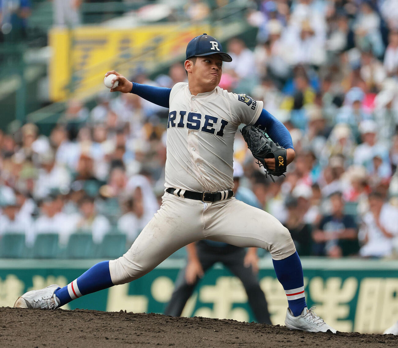 履正社対三重　2回途中、履正社2番手で登板する石橋大季（撮影・上山淳一）