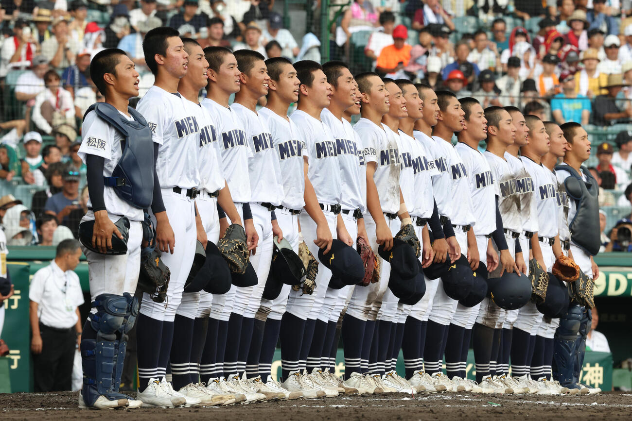 履正社対三重　履正社に勝利し、校歌を歌う三重の選手たち（撮影・河田真司）
