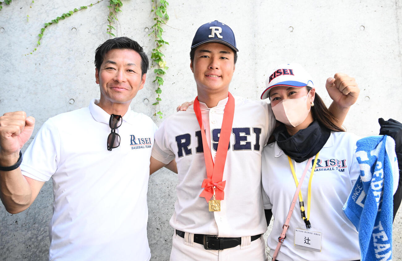父・辻竜太郎西武2軍野手チーフコーチ、竜乃介、母・洋美さん（2026年7月撮影）