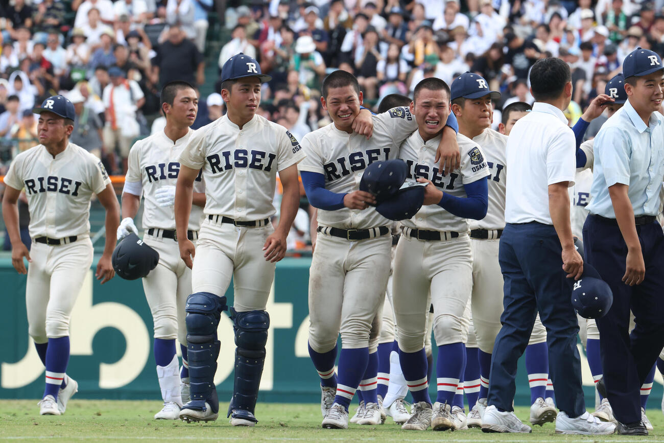 履正社対三重　三重に敗れ、肩を落としながら引き揚げる履正社の選手たち（撮影・河田真司）