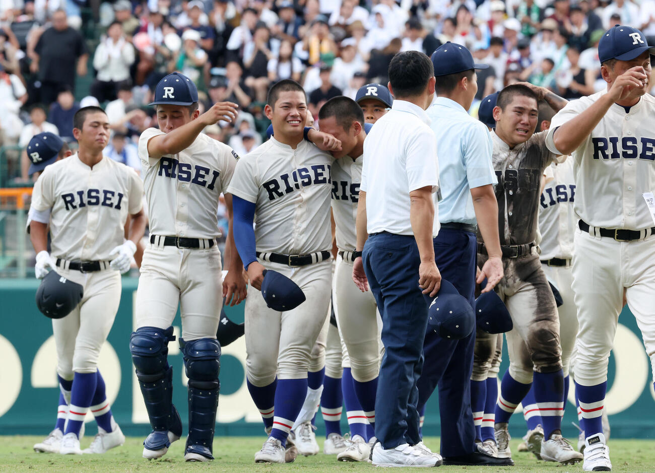 履正社対三重　三重に敗れ、肩を落としながら引き揚げる履正社の選手たち（撮影・河田真司）