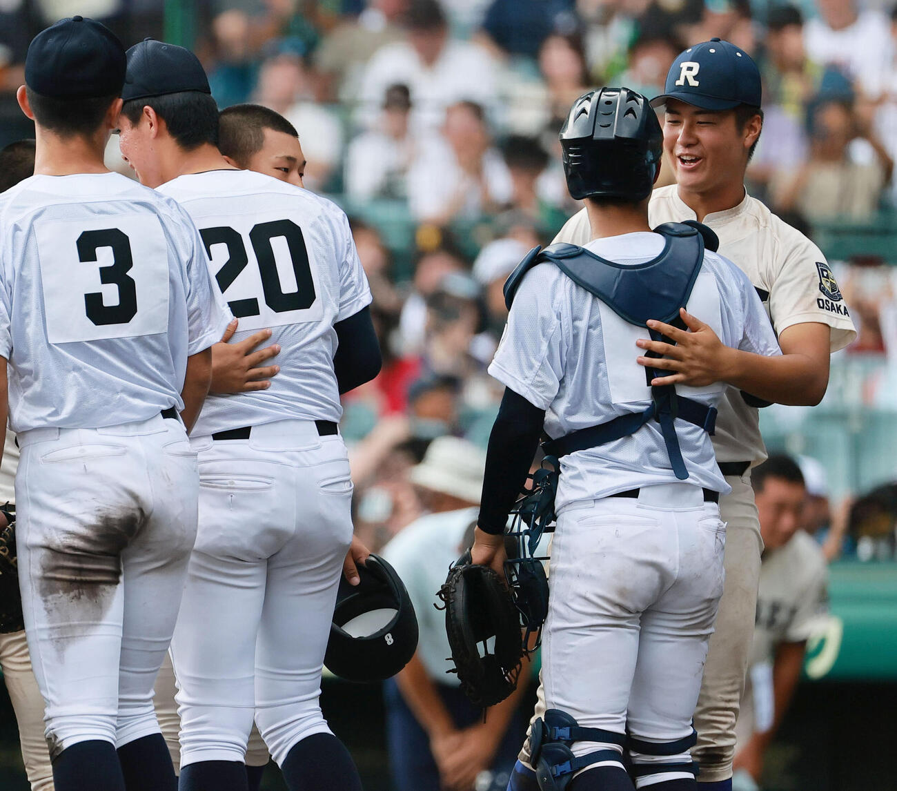 履正社対三重　試合後、互いの健闘をたたえ合う履正社辻竜乃介主将と三重大西新史主将（撮影・上山淳一）