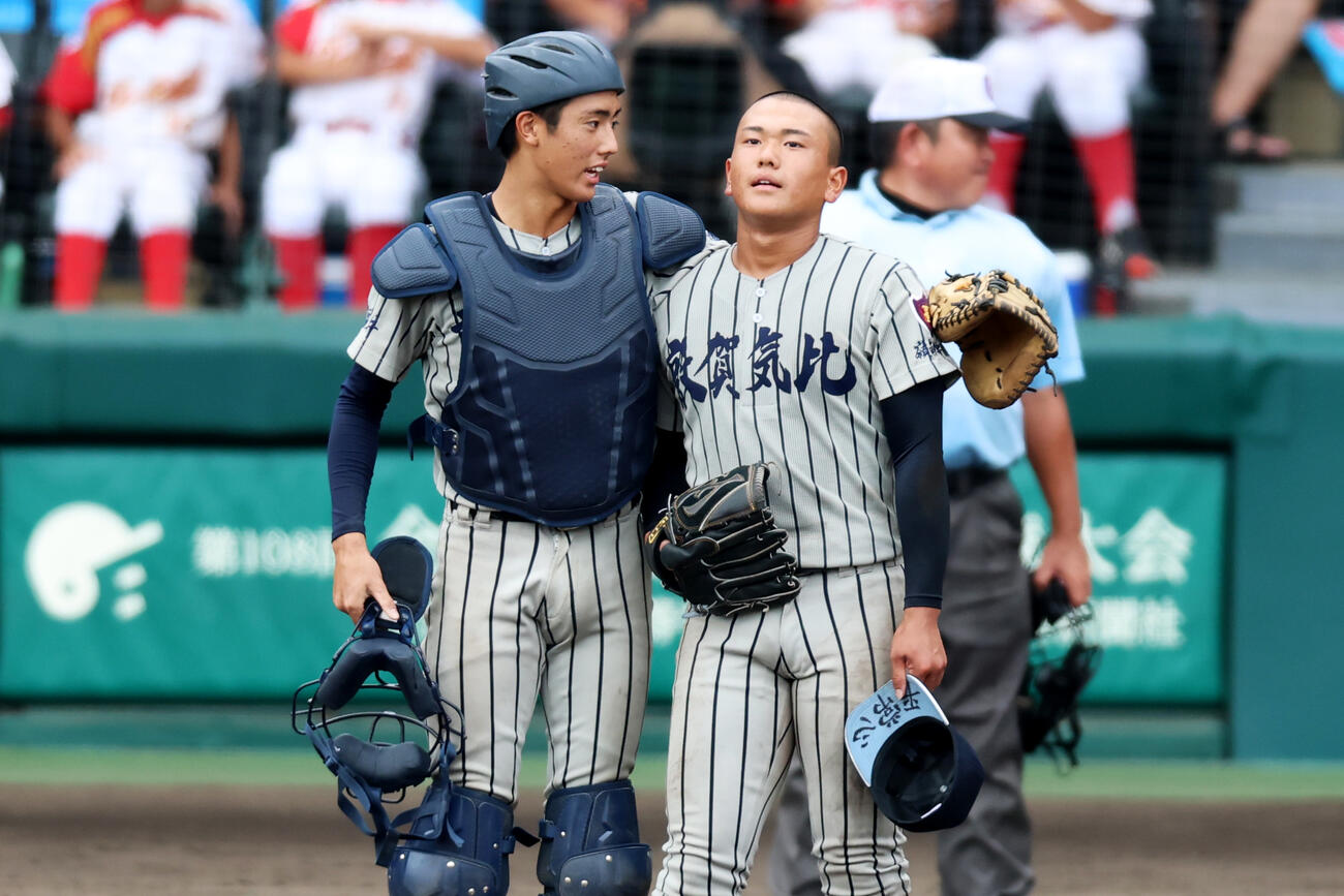 智弁和歌山－敦賀気比　延長十回表智弁和歌山無死一、二塁、井本に死球を与えた後、敦賀気比の投手辻琉に声をかける捕手村雲=内海日和撮影