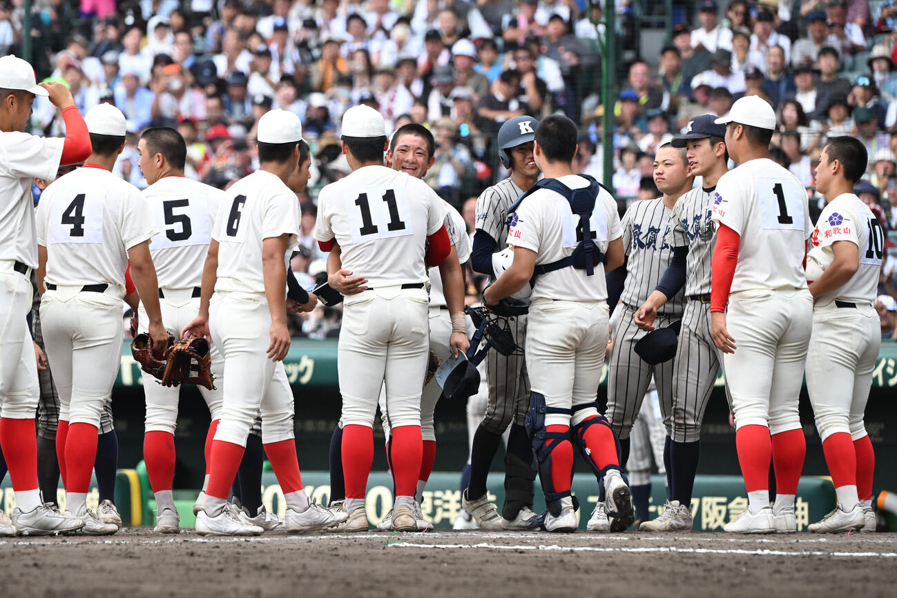 智弁和歌山対敦賀気比　延長11回の激闘を演じ、たたえあう両チーム（撮影・和賀正仁）